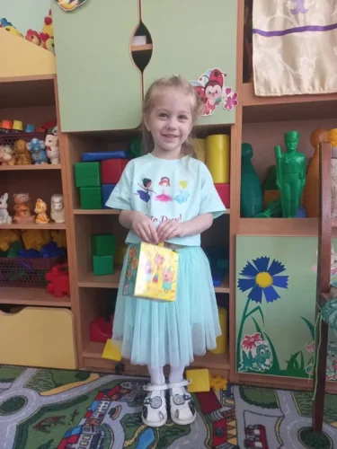 Little Maven Kid Girls Character Print Short-Sleeved Tee & Mesh Skirt Set photo review