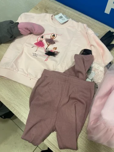 Little Maven Girls 2pcs 3D Character Print Cotton Sweatshirt and Pants Set photo review
